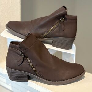 Easy Street Women's Brown Matte Faux Leather Gusto Boots Shoes Size 6M *NEW